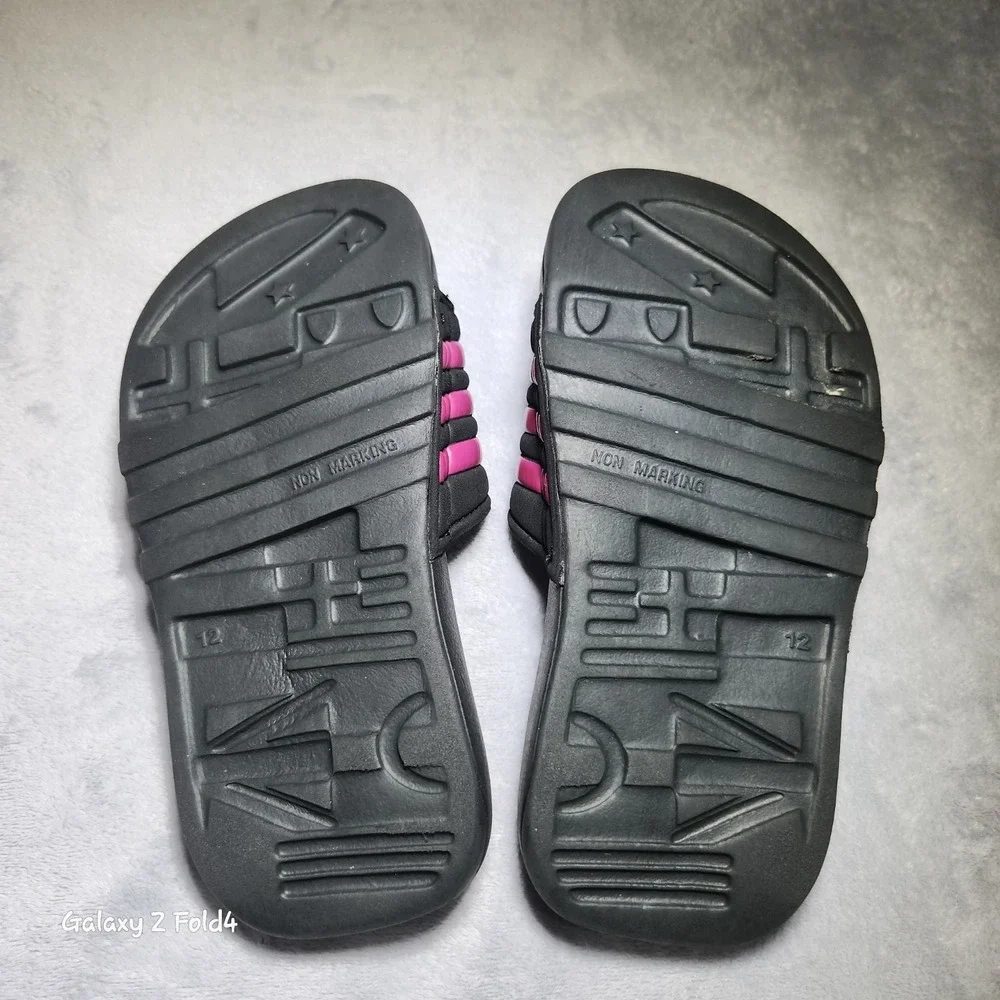 Adidas Adissage Kids Slide Sandals Black Pink Adjustable 12K Q35025